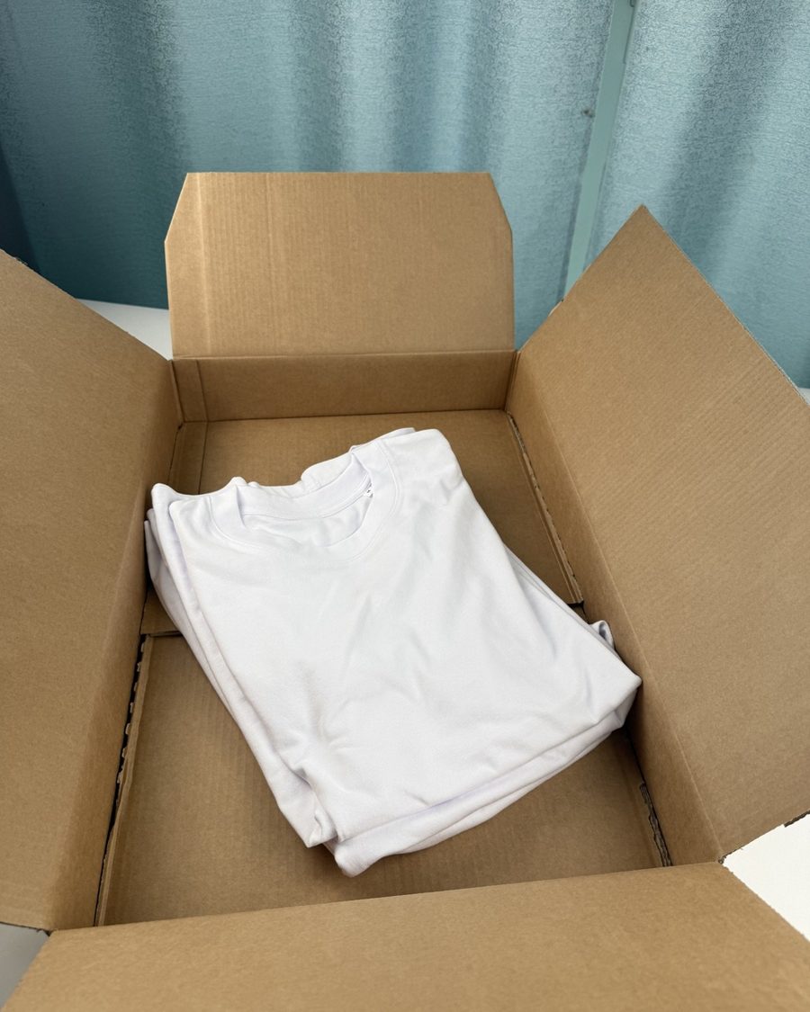 Shirts kommen im Karton an