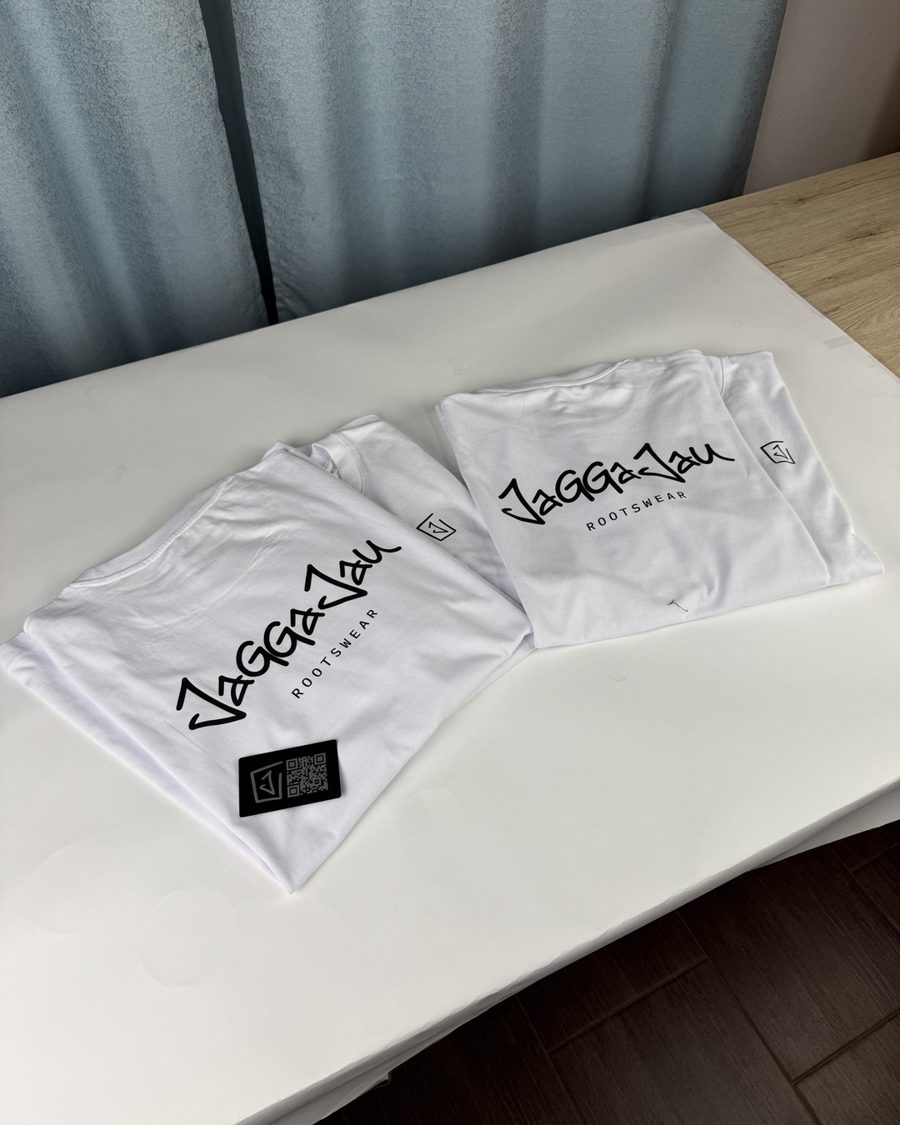Fertig gepresste Shirts, flach ausgelegt